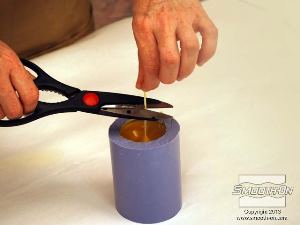 לחיצה להגדלת תמונה מניחים לשעווה להתקרר במשך שעתיים. כשהשעווה מתמצקת היא מתכווצת ויווצר שקע מסביב לפתיל. חותכים את עודף הפתיל כך שישאר כ1.5 ס