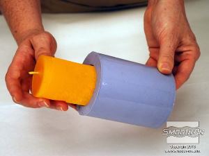 לחיצה להגדלת תמונה מסירים את הנר המוצק מתבנית הסיליקון OOMOO® 30. 