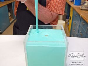 לחיצה להגדלת תמונה זמן העבודה של סיליקון  Mold Star® 15 הוא ארוך (45 דקות), מה שמאפשר שפיכה איטית של החומר, שפיכה על גבי משטחים גדולים, וצמצום לכידה של בועות אוויר. לאחר ששופכים את הסיליקון מניחים לו להתמצק במשך 4 שעות.