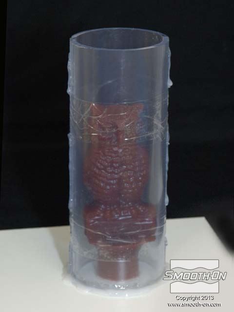 מאבטחים את המודל המקורי ללוח בסיס בעזרת דבק חם. עוטפים את המודל ביריעת פלסטיק שקוף וסוגרים אותה בדבק חם.