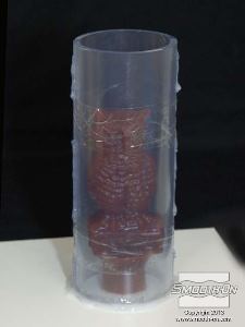 לחיצה להגדלת תמונה מאבטחים את המודל המקורי ללוח בסיס בעזרת דבק חם. עוטפים את המודל ביריעת פלסטיק שקוף וסוגרים אותה בדבק חם.