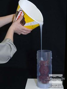 לחיצה להגדלת תמונה יציקת השעווה מציכה תבנית שתוכל לעמוד בחום גבוה (107C). סיליקון לתבניות עבור שעווה Dragon skin 10  נבחר למשימה בזכות עמידותו בחום, החוזק קריעה הגבוה שלו ויכולתו להימתח סביב זוויות שליליות (אנדרקאטים).