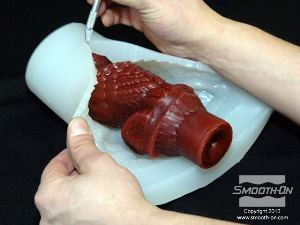 לחיצה להגדלת תמונה מניחים לסיליקון Dragon skin 10®   להתמצק וחולצים את המודל המקורי.