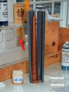 לחיצה להגדלת תמונה שמים את מודל העץ המקורי על בסיס. עוטפים את מודל בצינור PVC חתוך לחצי שישמש כמסגרת התבנית של הפוליאוריתן הנוזלי