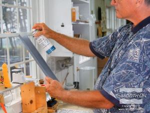 לחיצה להגדלת תמונה מרססים חומר הפרדה Ease Release 200 גם על צינור הPVC.