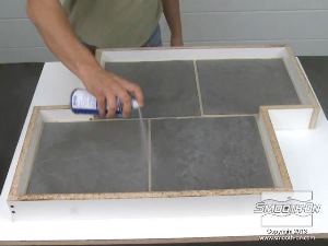 לחיצה להגדלת תמונה שמים חומר הפרדה Universal Mold release על הריצוף ומסגרת התבנית