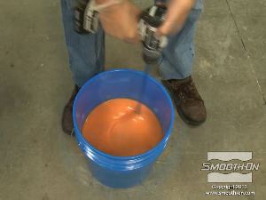 לחיצה להגדלת תמונה יש לערבב היטב את פוליאוריטן PMC-780  