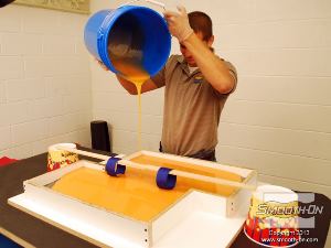 לחיצה להגדלת תמונה יש לצקת את פוליאוריטן הגמיש PMC-780 על הדגם. 