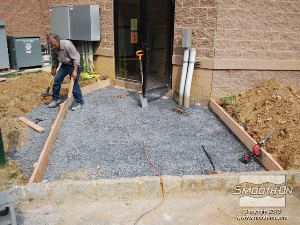 לחיצה להגדלת תמונה יוצרים מסגרת מעץ על מנת שלתוכה ישפך הבטון.