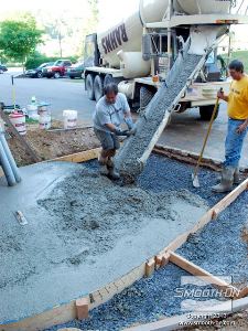 לחיצה להגדלת תמונה שופכים בטון לתוך המסגרת עץ