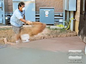 לחיצה להגדלת תמונה אבקת צבע לבטון מפוזרת לפני ההטבעה בבטון עם חותמת פוליאוריטן PMC-780