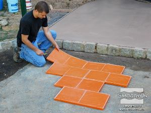 לחיצה להגדלת תמונה מספר תבניות משמשות ליצירת הטבעה בבטון.