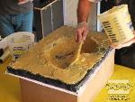 מורחים פולאוריטן מחוזק בסיבים  PLASTI PASTE II  על החימר לעיצוב בכדי ליצור את החלק הראשון של גיבוי התבנית.