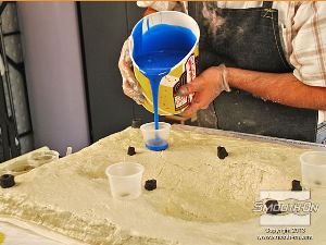 לחיצה להגדלת תמונה מערבבים סיליקון ליציקה Mold Star 30 ויוצקים לתוך המרווח שנוצר. בסיליקון בעל צמיגות נמוכה מה שמאפשר זרימה טובה. 