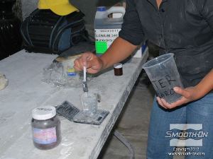 לחיצה להגדלת תמונה תערובת הבטון מורכבת מתערובת אקרילית, תוסף ריח, וצבע זוהר בחושך.