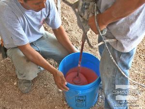 לחיצה להגדלת תמונה מערבב המחובר למקדחה עוזר לערבב את הבסיס ואת המקשה יחד. 