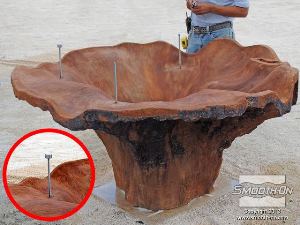 לחיצה להגדלת תמונה מכניסים עמודים שיעזרו בפילוס הרכבת הזכוכית. 