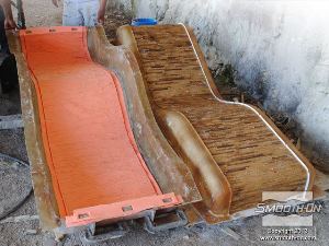 לחיצה להגדלת תמונה חליצה: מחלצים את המודל מתבנית הסיליקון. את התבנית מניחים בתוך הגיבוי. 