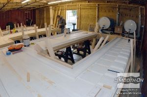 לחיצה להגדלת תמונה המודל שעליו יוצקים את הפוליאוירטן עשוי מפוליאסטר וסיבי זכוכית מוספג . את המסגרת בונים מקורות עצים פשוטים בכדי שכאשר יוצקים את הפוליאוריטן הנוזלי ף הוא לא ישפך מהצדדים ויתן את הצורה לתבנית. יש לאטום את כל החיבורים עם סיליקון או דבק חם על מנת שהפוליאוירטן לא ידלוף בין החיבורים. 