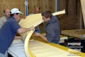 לחיצה להגדלת תמונה יש להרים בזהירות את היציקה מצד אחד תוך כדי משיכה עדינה והחזרה למקום מספר פעמים עד לשיחרור מלא של התבנית 