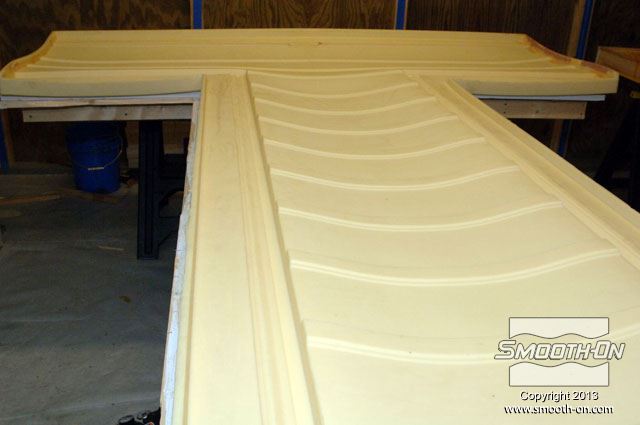 את התבנית יש להניח על גבי תמיכה מעץ או ממתכת שיתנו תמיכה בגב התבנית בעת יציקת הבטון. 