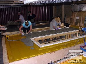 לחיצה להגדלת תמונה תבנית מפוליאוריטן Vytaflex 60 יכולה לעמוד במשקל הרב של הבטון. 