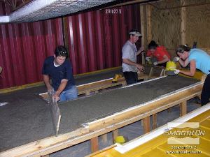 לחיצה להגדלת תמונה קורות עץ עוזרות לפלס את הבטון בתוך התבנית.