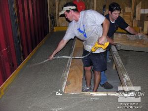 לחיצה להגדלת תמונה מכשיר רטט ידני עוזר למנוע את הבועות בתוך יציקת הבטון. 