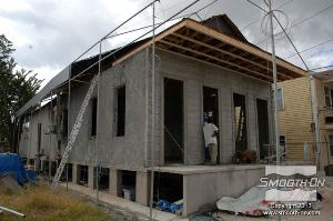 לחיצה להגדלת תמונה הפנאלים שיוצרו מבטון מורכבים במהירות לקיר.