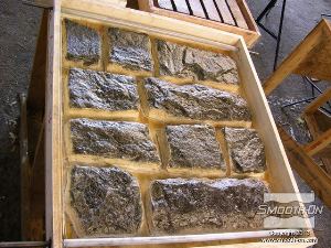 לחיצה להגדלת תמונה הדגם העשוי מאבן נאטם עם חומר אטימה Super Seal  ולאחר מכן יש לרסס חומר הפרדה על בסיס סיליקון  Universal Mold Release על פני השטח שבאים במגע עם הפוליאוריטן ליציקה. 