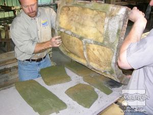 לחיצה להגדלת תמונה אחרי שהבטון התקשה מנקים את התבנית לשימוש חוזר. 