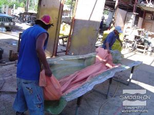 לחיצה להגדלת תמונה מניחים את הסיליקון בתוך הגיבוי.