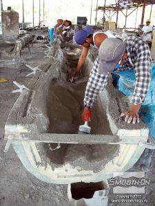 לחיצה להגדלת תמונה שכבות נוספות של בטון וסיבי זכוכית מותזות על התבנית עד לקבלת העובי הרצוי.