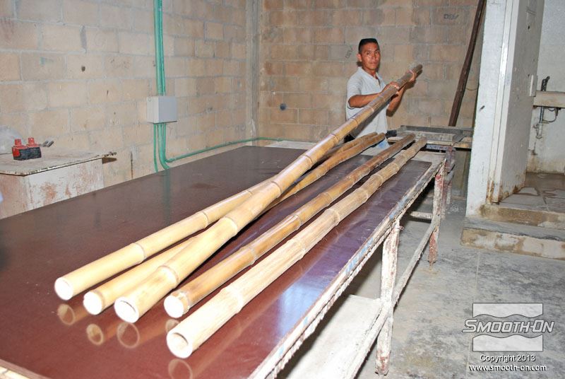 על מנת להכין את הדגם הראשוני חותכים את מוטות הבמבוק באותו גודל. 