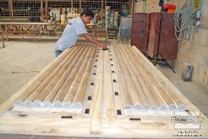 לחיצה להגדלת תמונה את חצאי המוטות מהמבמבוק מקבעים למשטח עבודה. מניחים מפתחות נעילה מסביב למוטות אלה.