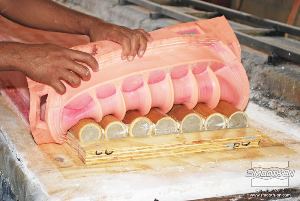 לחיצה להגדלת תמונה תבנית סיליקון העשויה מ Rebound 25 מעתיקה בצורה משולמת את כל הפרטים והטקסטורה של מוט הבמבוק. 