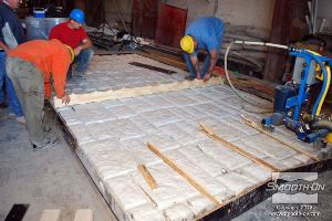 לחיצה להגדלת תמונה על מנת להכיל את הפוליאוריטן הנוזלי, קירת נבנים מסביב למודל. 