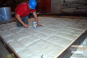 לחיצה להגדלת תמונה מורחים חומר אטימה ונותנים לו להתייבש. 