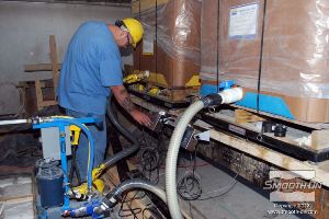 לחיצה להגדלת תמונה מניחים את אריזות ה טות על גבי משקל על מנת לוודא שחלק A וחלק B תואמים. 