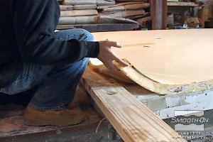 לחיצה להגדלת תמונה מרימים צד אחד של התבנית ומכניסים קורות עץ מתחת. 