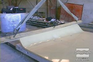 לחיצה להגדלת תמונה המנוף מרים לאט לאט את תבנית הפוליאוריטן מהמודל. 