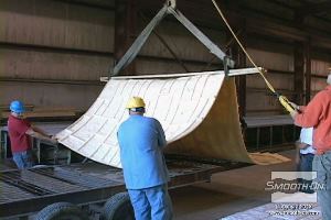 לחיצה להגדלת תמונה תבנית הפוליאוריטן מועברת למקום יציקת הבטון. 