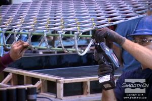 לחיצה להגדלת תמונה מכינים קונסטרוקציה מברזל שתישתל בתוך הבטון. 