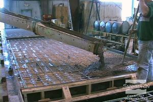 לחיצה להגדלת תמונה יוצקים בטון לתוך התבנית. 