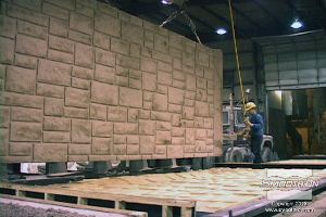 לחיצה להגדלת תמונה יוצרים פאנלים רבים מבטון במשקל טונות רבות ומעמיסים על משאית. 