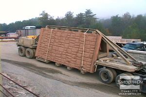 לחיצה להגדלת תמונה את הפאנלים לאקוסטיקה מבטון  המוכנים מביאים לאתר ההתקנה. 