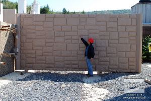 לחיצה להגדלת תמונה שמונה פאנלים מיוצרים בכל יום , ושמונה פאנלים מותקנים בכל יום. 