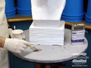 לחיצה להגדלת תמונה חומר האטימה Super seal  מיושם גם על משטח העבודה העשוי מעץ. 